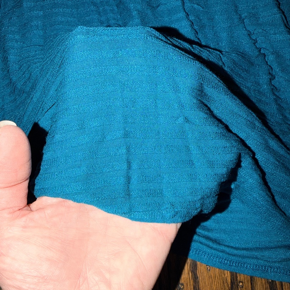 Banana Republic Blue Textured Scoop Neck Tank medium - Picture 2 of 3